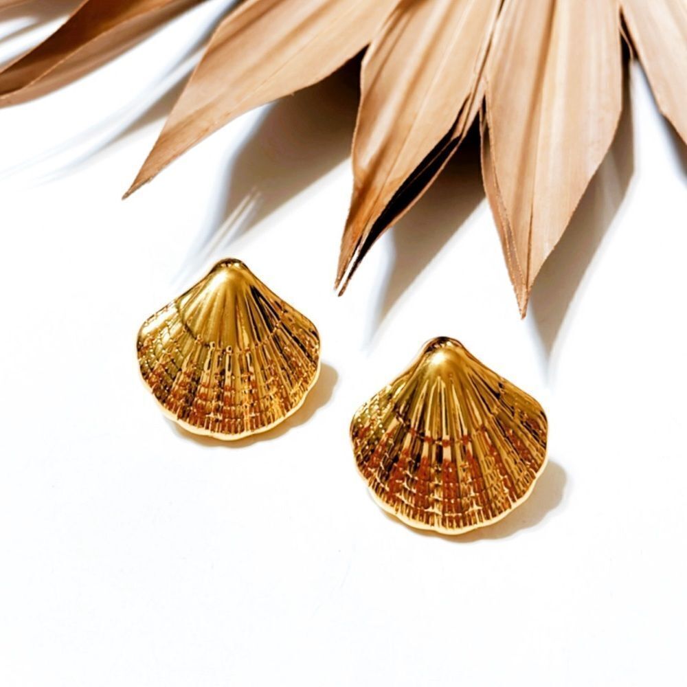 Gold seashell stud earrings S496 - Picture 2 of 4